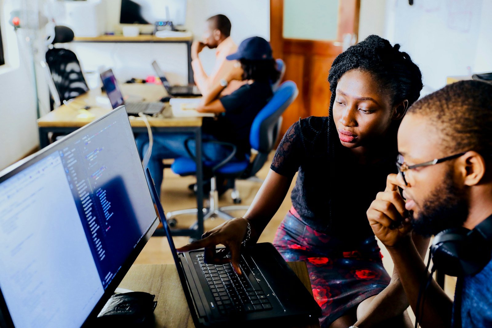 Students preparing together at computers